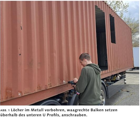Arbeiter bohrt Löcher für Balken