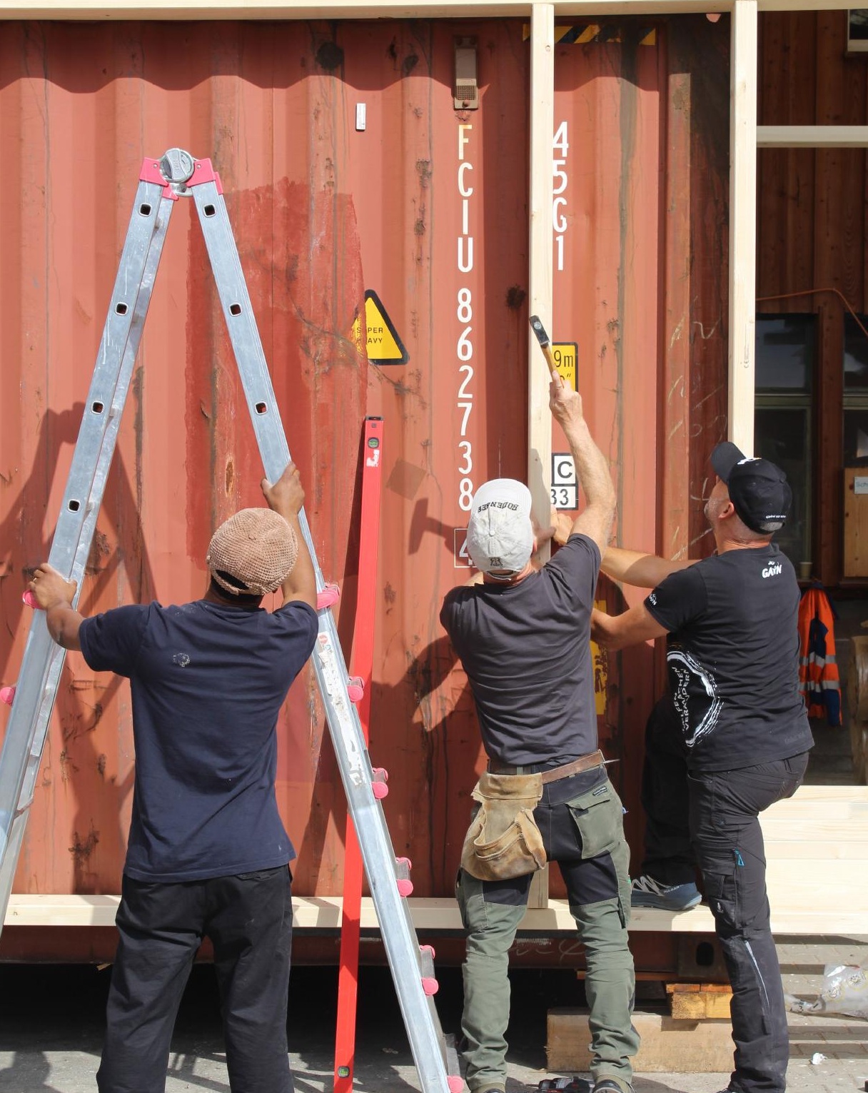 Bau-Team am Container